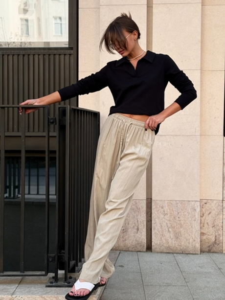 Черный лонгслив с воротником-поло