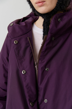 Зимнее пальто миди фиолетового цвета