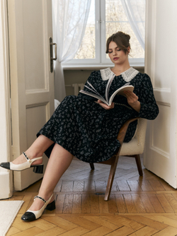 Платье с кружевным воротником