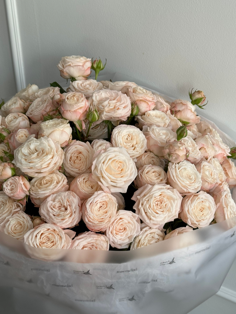 Гранд-букет из кустовых пионовидных роз