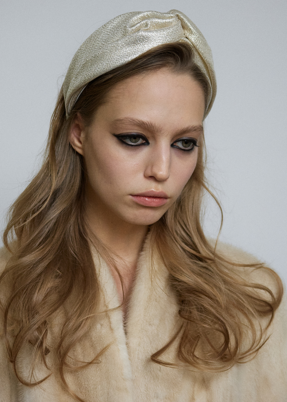 Ободок узел в цвете шампань