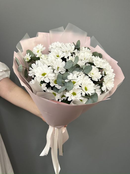 Букет из кустовой хризантемы и эвкалипта