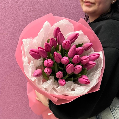 Букет свежих розовых тюльпанов