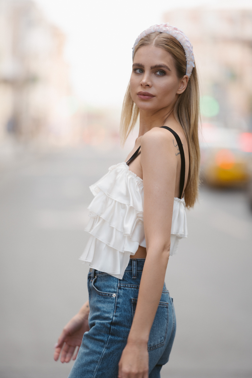 Ободок белый с перламутровыми пайетками