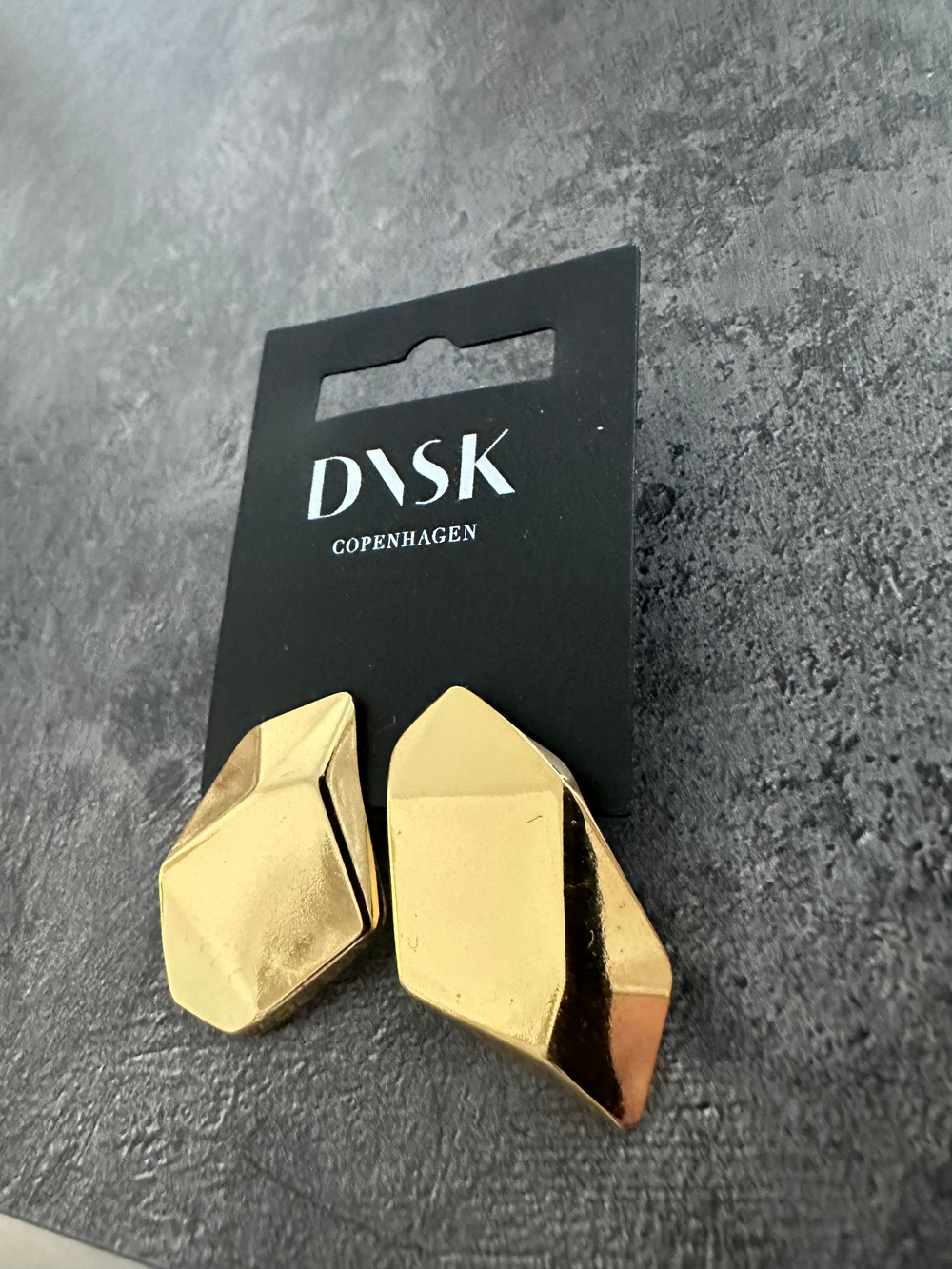 Серьги Dansk Copenhagen, Courage Waterproof, геометрической формы, DNSK26.1-3W2601018 (золотистый)