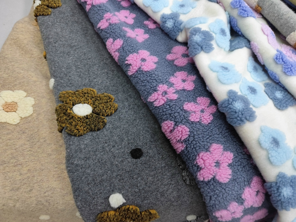 Альпака с объемным рисунком/ На белом сине/голубые