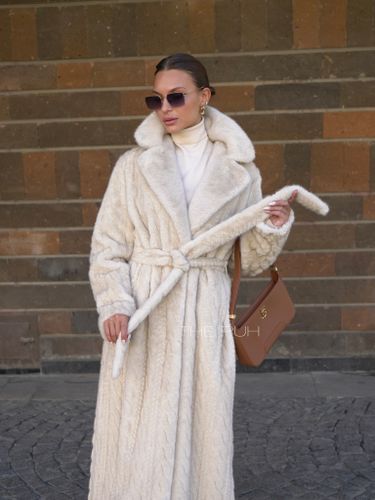 Длинная бежевая шуба из эко-меха