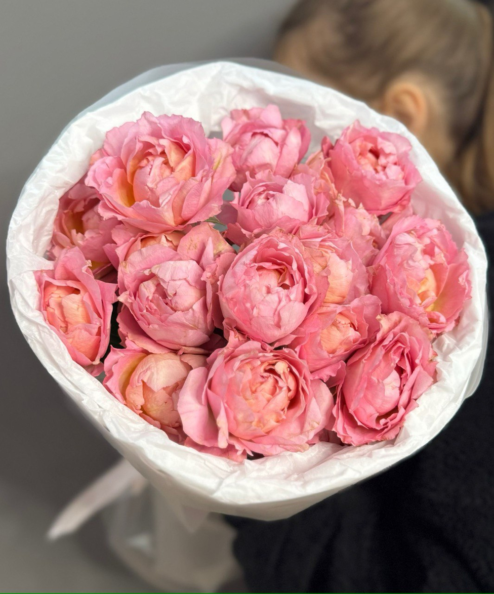 Монобукет с кустовыми пионовидными розами сорта «Джульетта Претти Пинк»