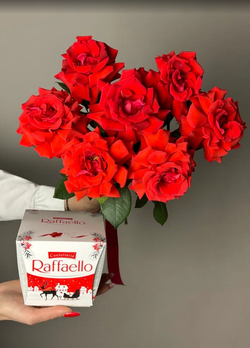Букет из 7 французских роз с рафаелло