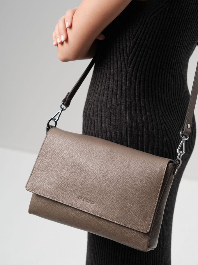 Сумка кожаная на плечо тауп