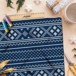 Ткань флис белая полосатая вышивка на синем свитере