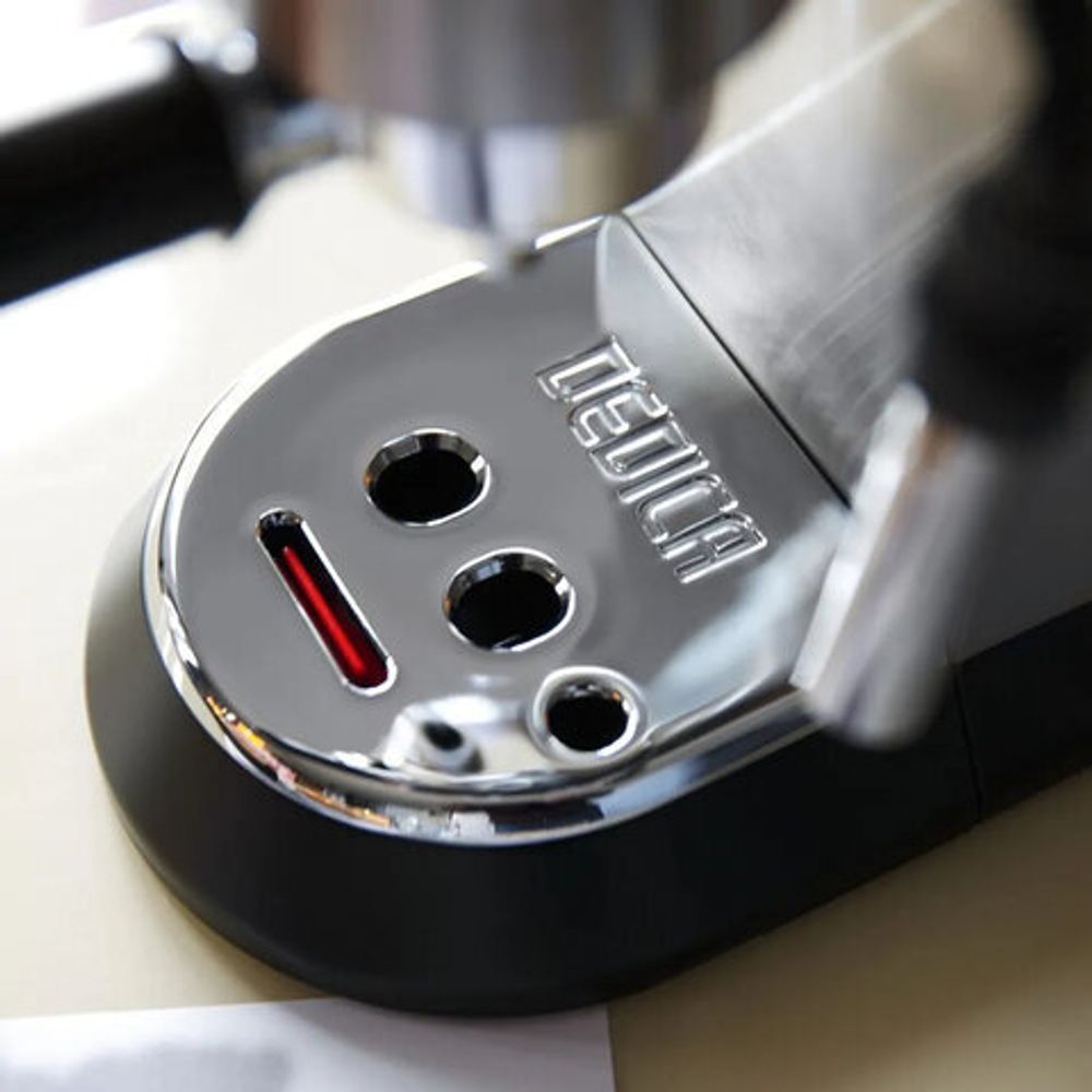 Кофеварка рожковая DELONGHI Dedica EC685.M, 1350 Вт, объем 1,1 л, ручной капучинатор, металлик