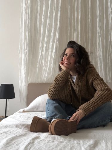 Бежевый вязаный свитер с капюшоном