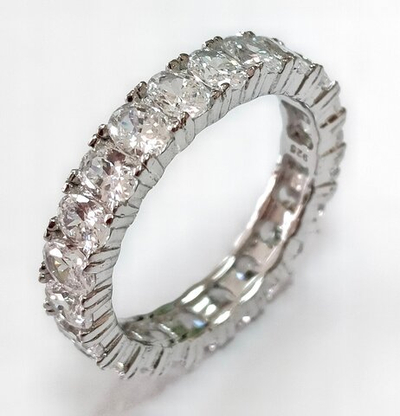 Ювелирное кольцо из серебра с фианитами