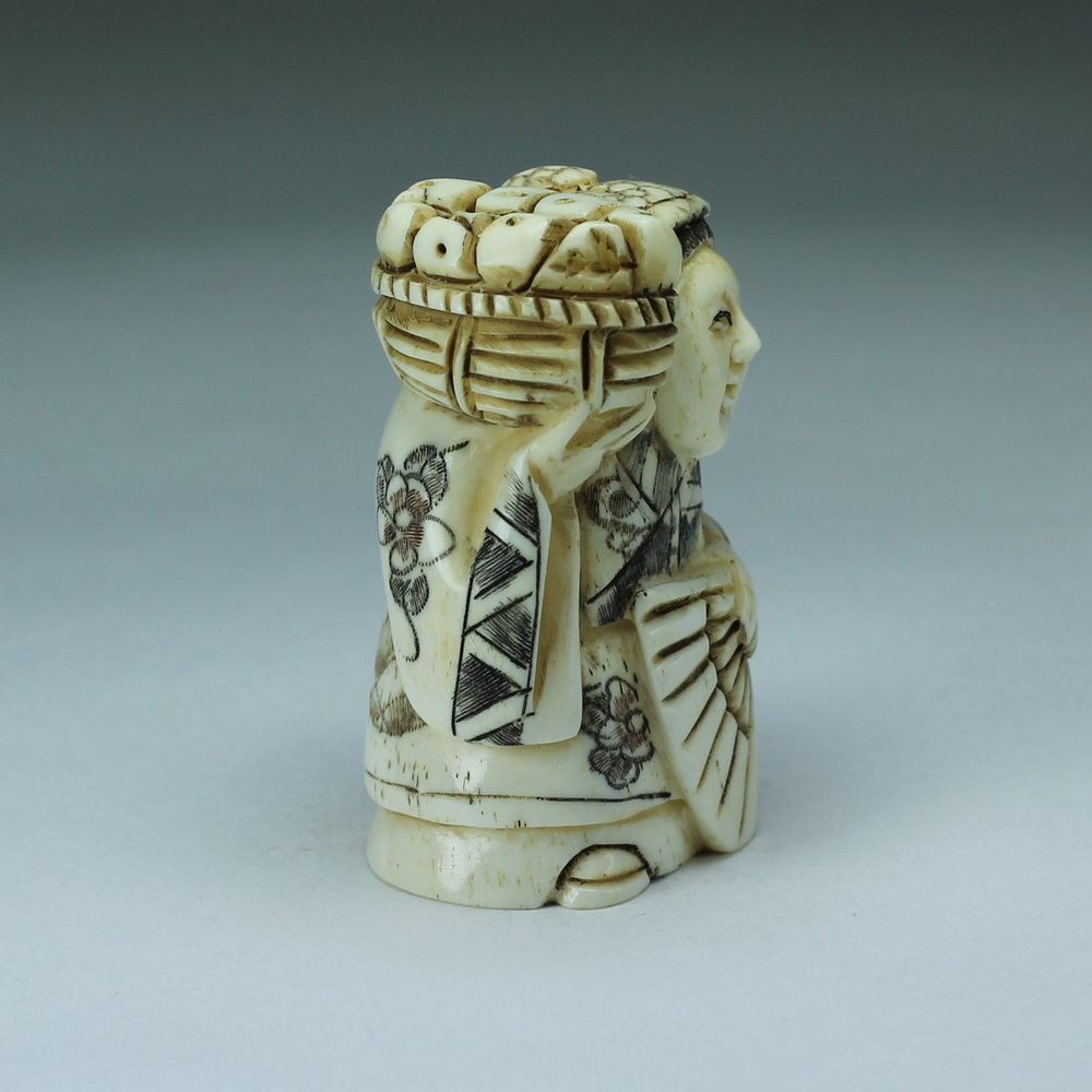 Нэцкэ Девушка с веером и корзиной на плече