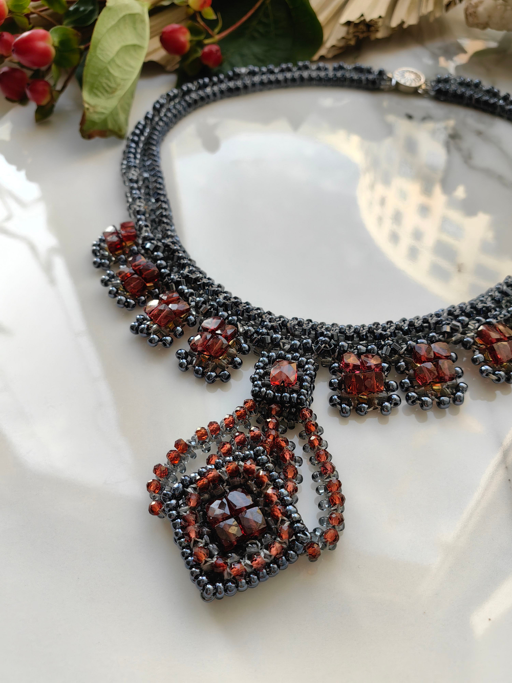 Колье "Лира" ручной работы из бисера с камнем гранат (гессонит)