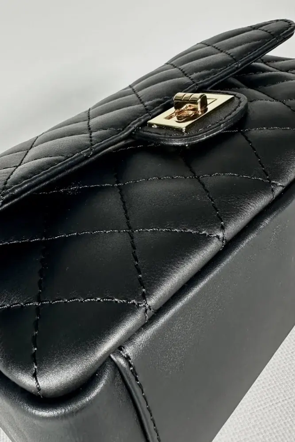 Женская сумка с цепочкой из натуральной кожи черного цвета