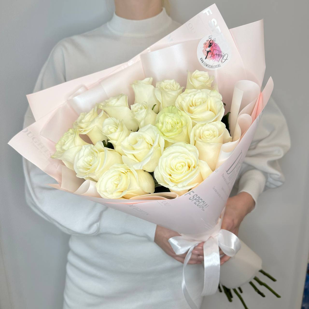 15 белых роз в упаковке