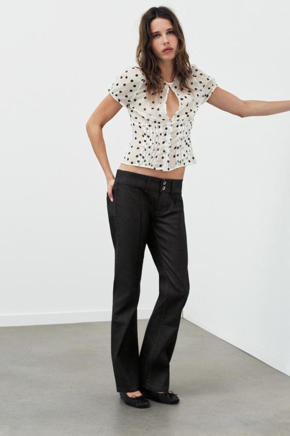 ZARA ДЖИНСЫ TRF С НИЗКОЙ ПОСАДКОЙ И ВОЩЕНЫМ ПОКРЫТИЕМ, ШОКОЛАДНЫЙ