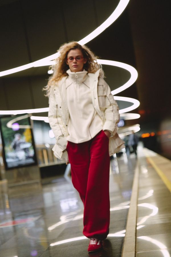 Олимпийка с контрастными окантовками и утяжкой 