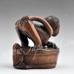 Нэцкэ Красавица в ванной и жаба