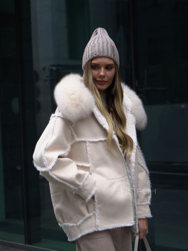 Бежевая дубленка с мехом песца на капюшоне