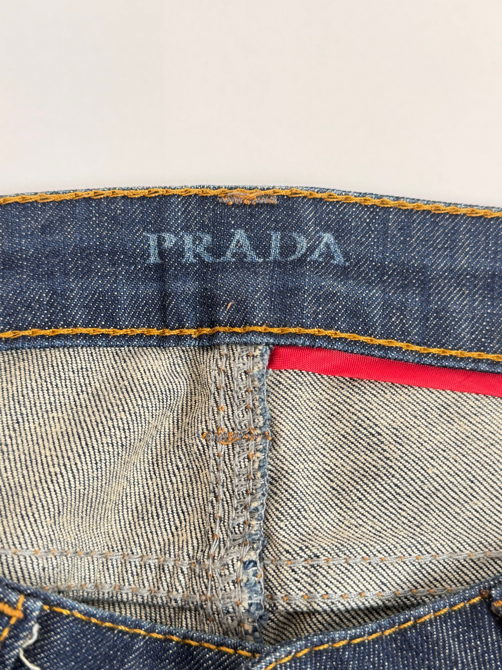 Джинсы Prada