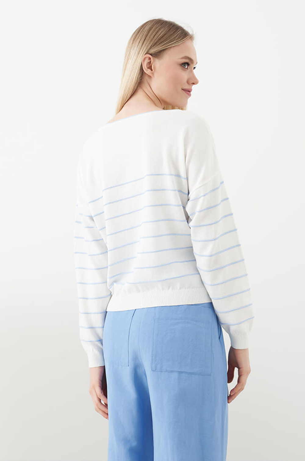 22830 Джемпер женский (молочный / голубой)