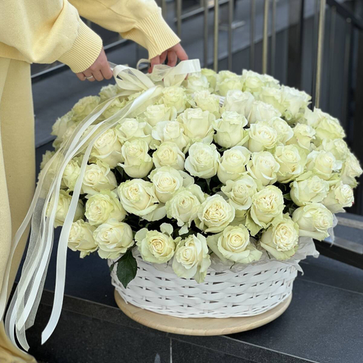 Композиция из белых роз в корзине "Morning Rose"
