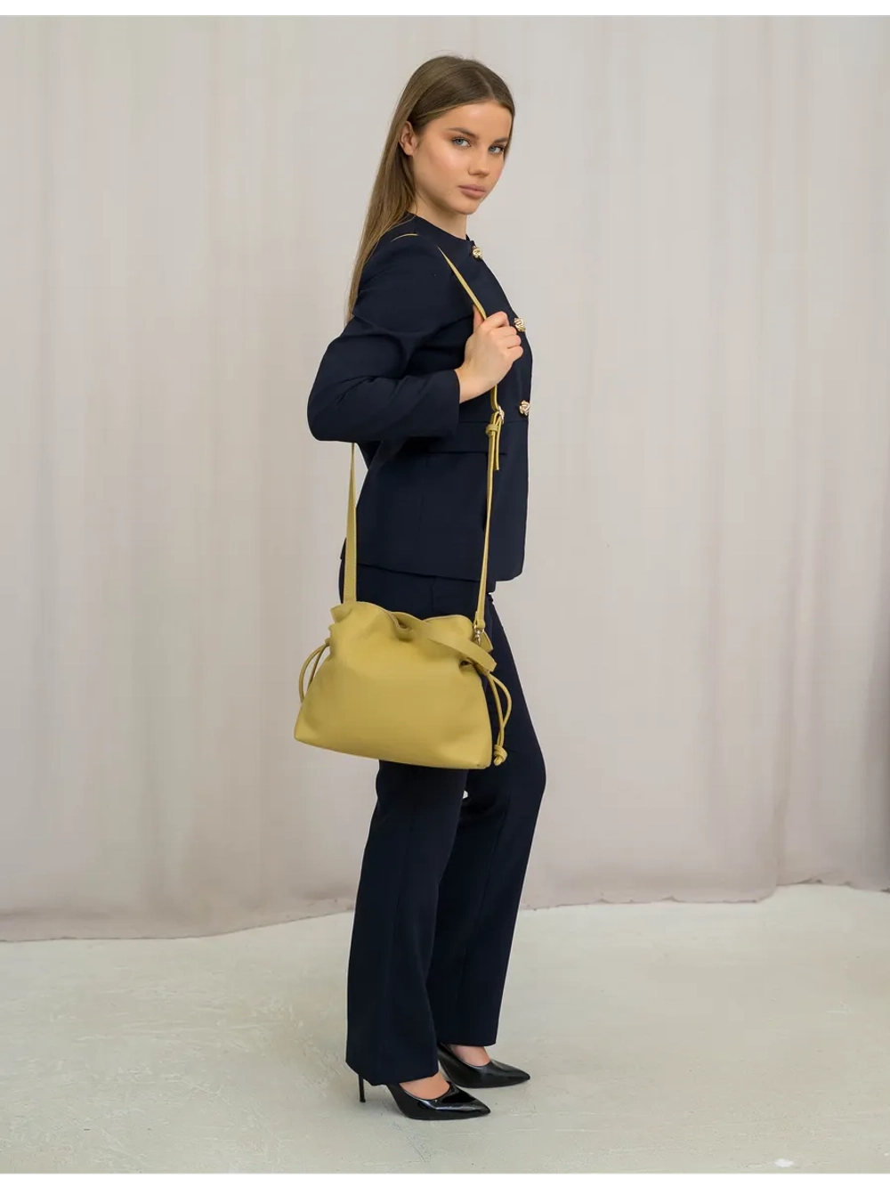 Сумка мешок через плечо средняя натуральная кожа