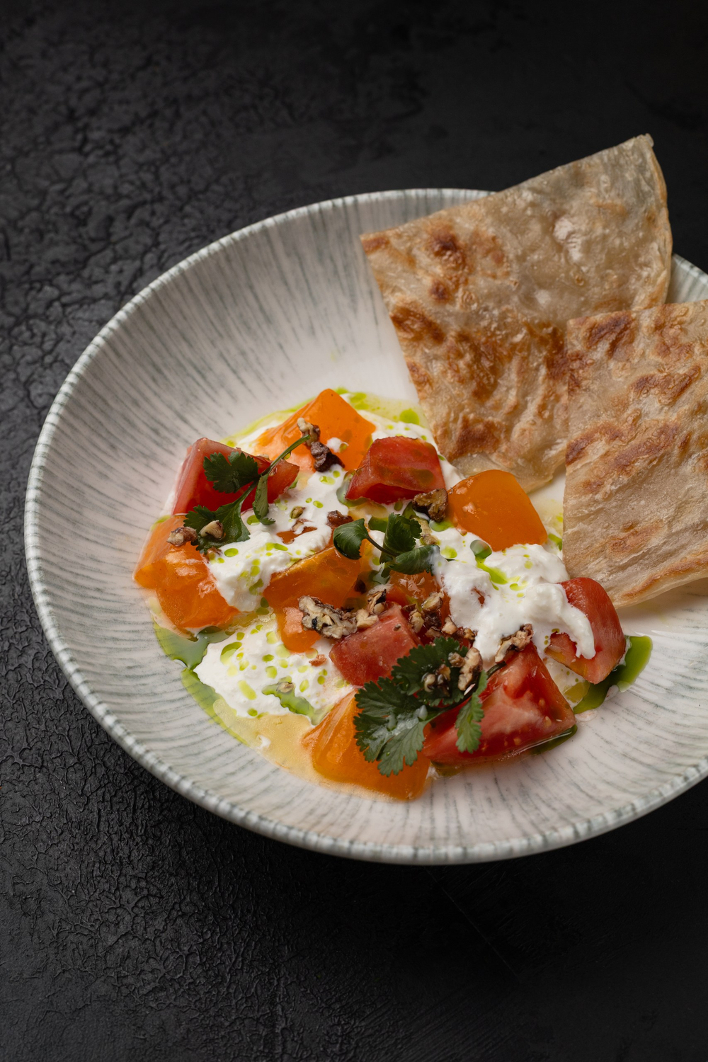 Хурма с томатами и сыром Страчателла