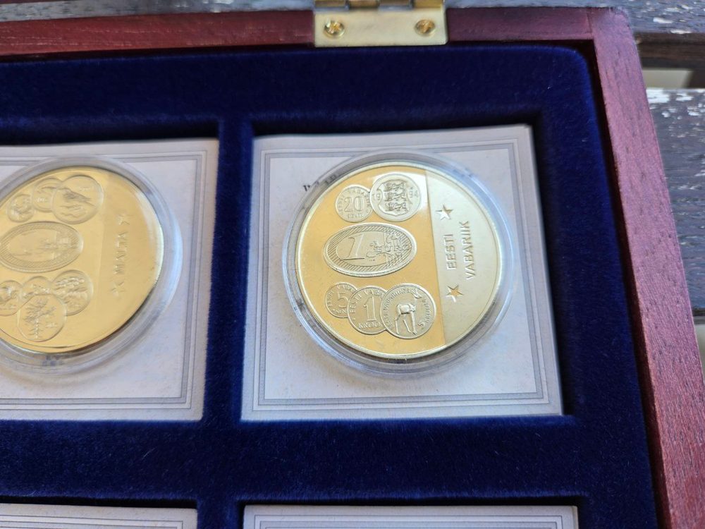 Europe. Exquisite Collection of 12 Euro-Themed Medals — A Numismatic Treasure in a Luxurious Display Case