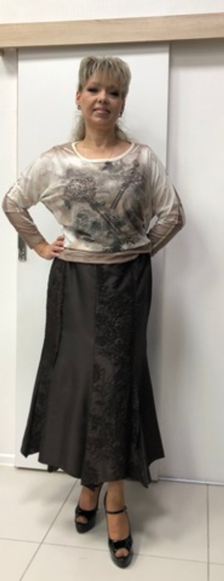 Коричневая длинная юбка с вертикальными вставками гаде