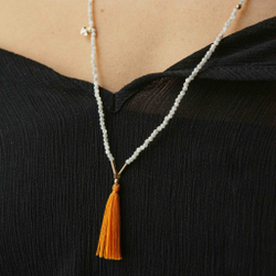 колье из белого перламутра с золотым мятым листом с тыквенными кистями