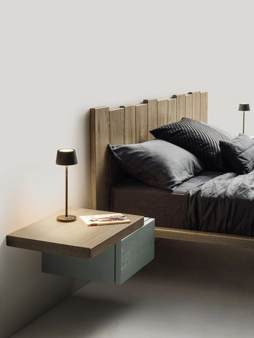 Кровать из массива дерева