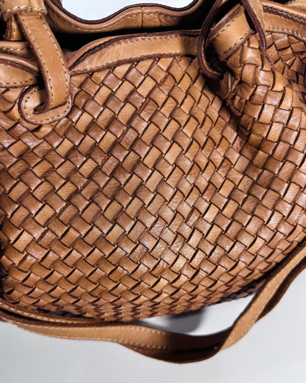 Женская плетеная сумка из натуральной кожи цвета whisky