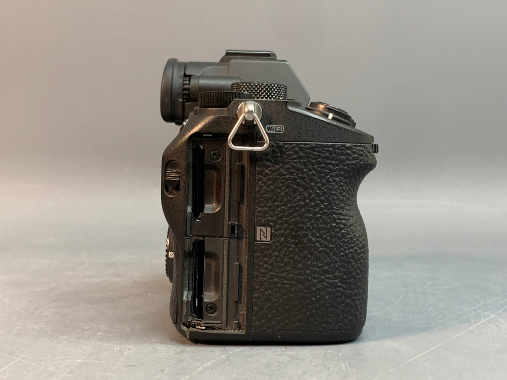 Sony A7 III 20.822 кадров, один из разъемов карт не работает, скол на корпусе