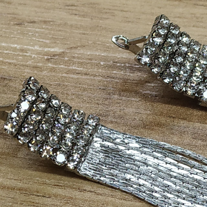 Серьги англ.заст. Bogema прямоугольник из страз 5 х 6 цепочки жгутики металл серебристый