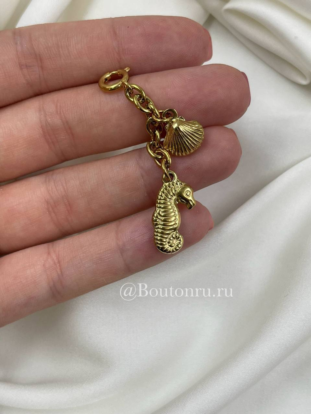 Подвеска золотистая на карабине "Морской конёк и ракушка"