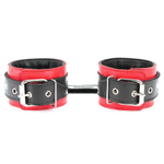Красные наручники с чёрными проклёпанными ремешками с пряжкой (Цвет: красный с черным)