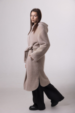 Пальто с капюшоном утепленное