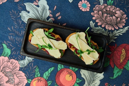 БРУСКЕТТЫ С КАМАМБЕРОМ (2шт/100г)