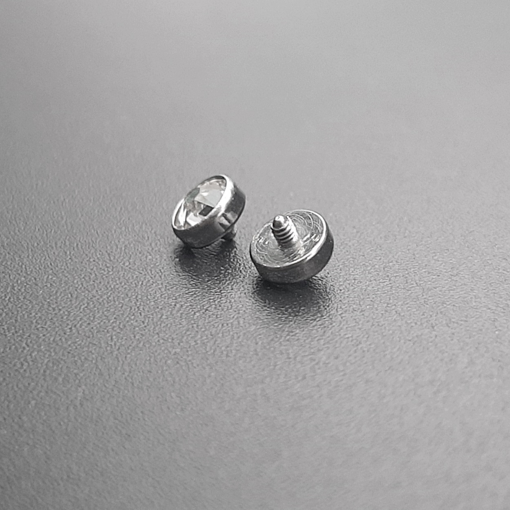 Накрутка для микродермала  круглая 4 мм с прозрачным кристаллом, толщина резьбы 1,6 мм для пирсинга. Титан G23