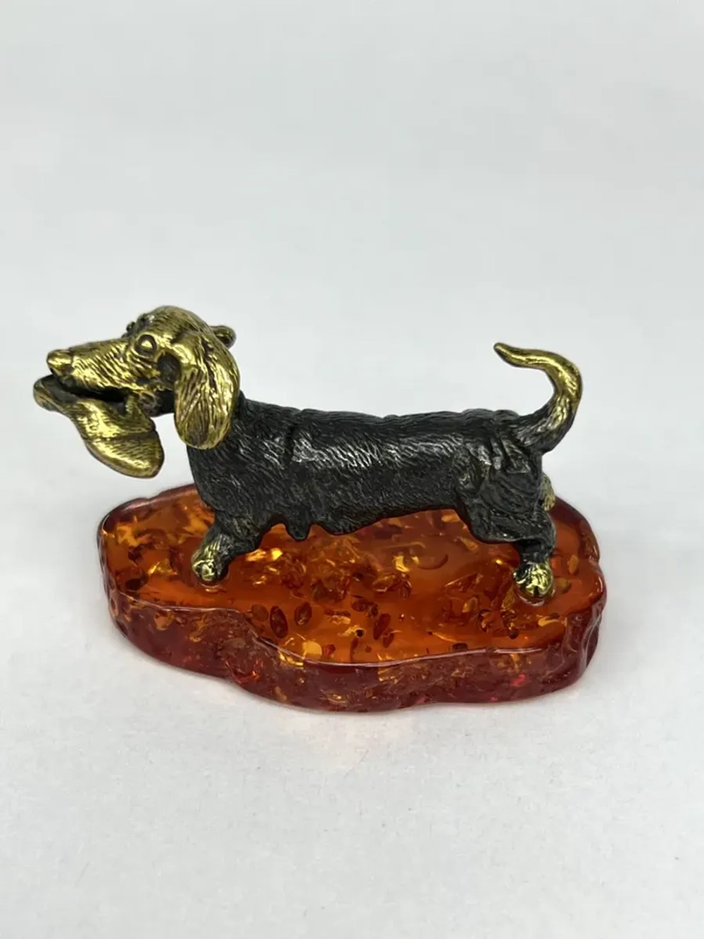 Бронзовая статуэтка на янтаре