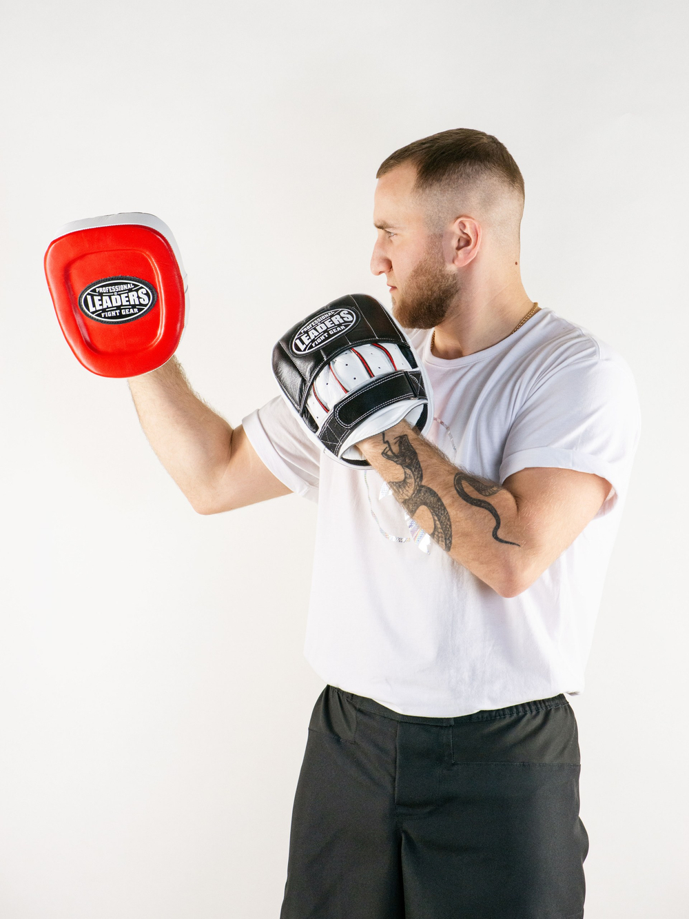 Лапы тренерские LEADERS CLASSIC (кожа, красный/черный/белый)