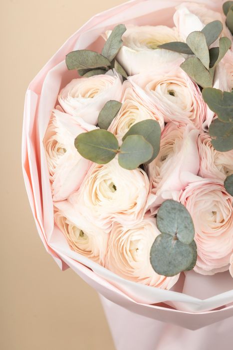 Букет из Ранункулюсов с эвкалиптом