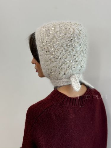 Вязаный бежевый чепчик из ангоры с пайетками