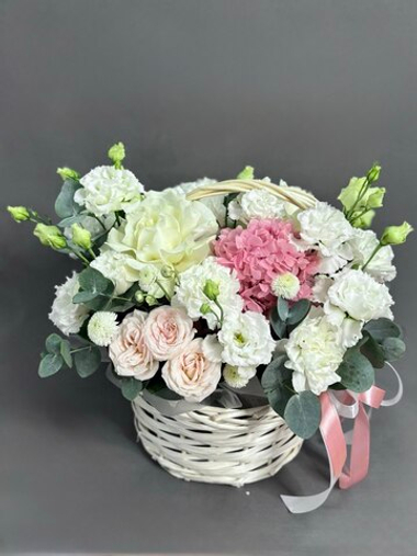 Авторская композиция в корзине в бело-розовой гамме