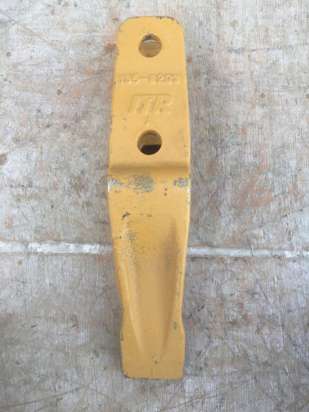 Зуб E32 центральный 135-8203 (6Y6335)