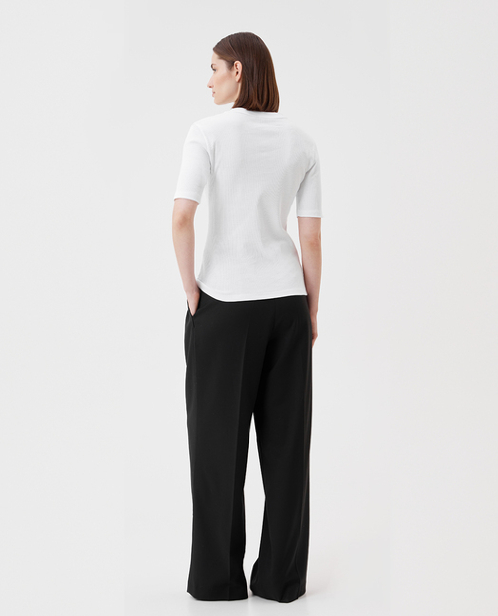 Футболка приталенного силуэта с круглой горловиной